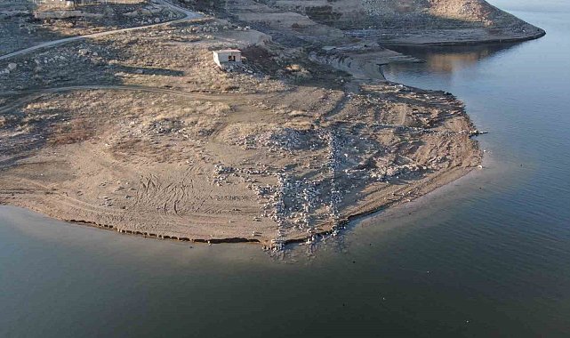 Yağış olmadı, Yamula Barajı'nda sular çekildi