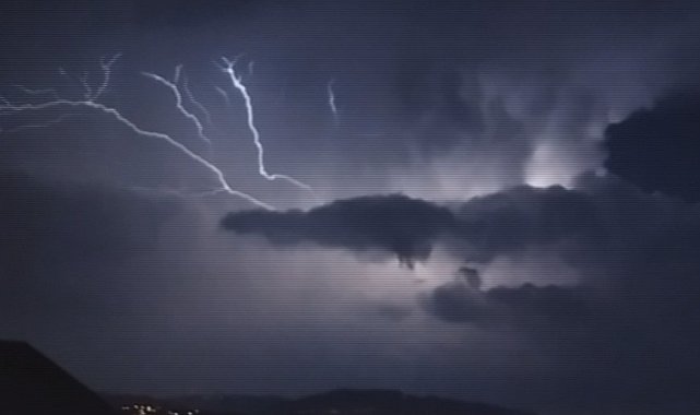 Yağışlı havanın etkili olduğu Hatay'da şimşekler geceyi aydınlattı