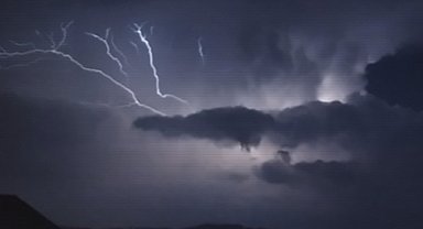 Yağışlı havanın etkili olduğu Hatay'da şimşekler geceyi aydınlattı
