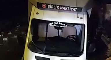Yağışlı havanın etkisiyle çöken yola kamyonet düştü