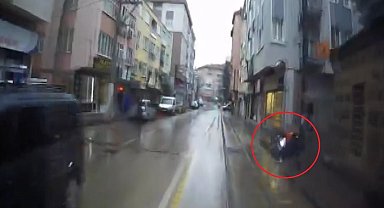 Yağmurda kayan ve caddeye fırlayan başıboş motosiklet faciaya neden oluyordu..