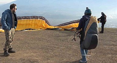 Yamaç paraşütü yapan arkadaşlarını uçaktan selamladı
