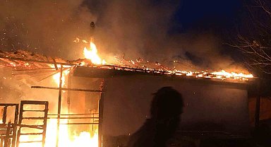 Yangın tek katlı evi kullanılamaz hale getirdi