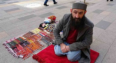 Yanlış iğne sonucu bedensel engelli dünyaya geldi: Sofra bezi üzerinde tezgah açarak geçimini sağlıyor