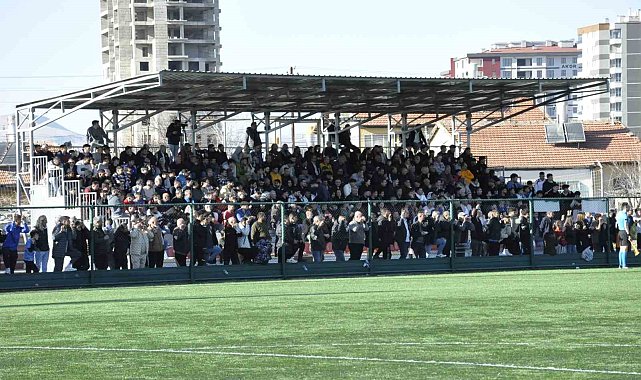 Yarı final maçlarında tribünler doldu taştı