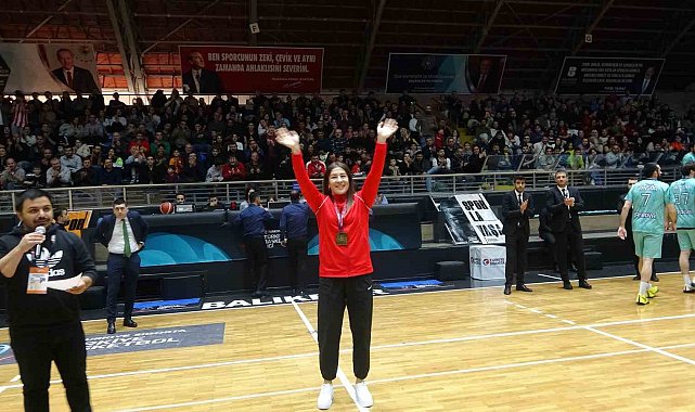Yasemin Adar'a coşkulu tören