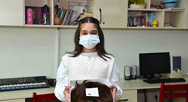 Yaşı küçük gönlü büyük: Saçlarını hediye etti