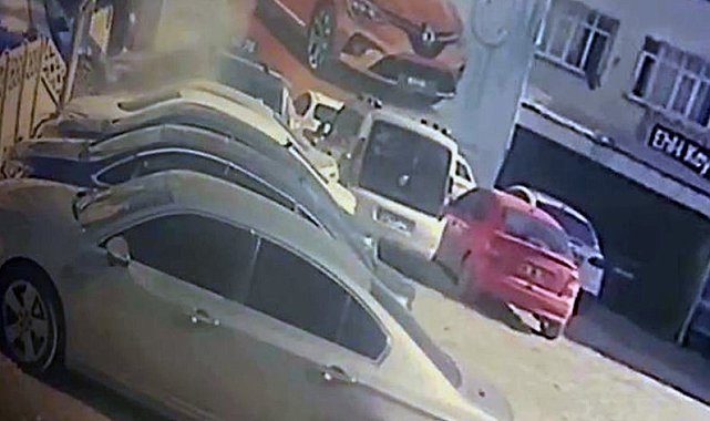 Yayaları önüne alıp duvara çarpmıştı: Kaza anı güvenlik kameralarına yansıdı