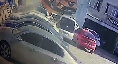 Yayaları önüne alıp duvara çarpmıştı: Kaza anı güvenlik kameralarına yansıdı