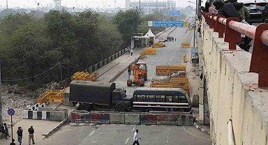 Yeni Delhi'de polis çiftçilerin kente girişini engellemek için beton bariyerler yerleştirdi