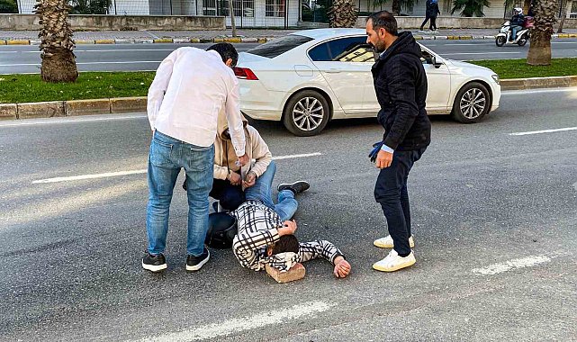 Yerde uzun süre yatan yaralının başının altına kaldırım taşı koydular