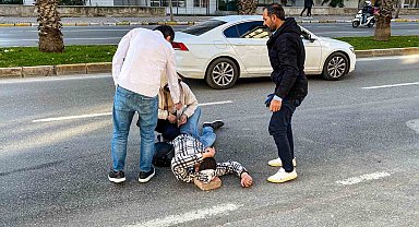 Yerde uzun süre yatan yaralının başının altına kaldırım taşı koydular