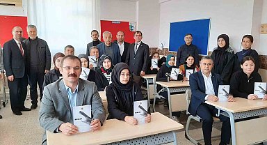 Yıl içinde yazılan şiirleri kitap haline getirdiler