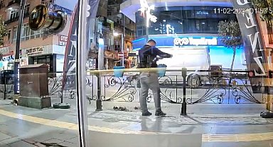 Yol üzerinde bulunan saksıların toprağını etrafa saçtı, yaptığına kimse anlam veremedi