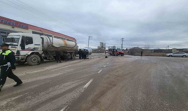 Yolcu dolu minibüs vidanjöre çarptı, 12 kişi yaralandı