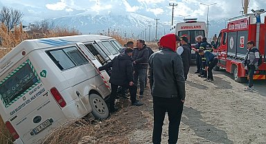 Yolcu minibüsü tahliye kanalına düştü