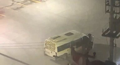 Yolcuların da karıştığı yol verme kavgası kameraya yansıdı