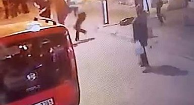Yolda yürüyorlardı, birden kavgaya tutuştular: O anlar kamerada