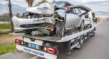 Yoldan çıkan otomobil palmiye ağacına çarptı: 1 ölü, 3 yaralı
