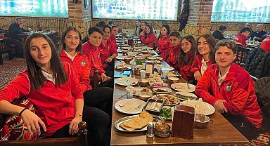 Yüksekova Belediyespor Kadın Futbol Takımı yemekte bir araya geldi