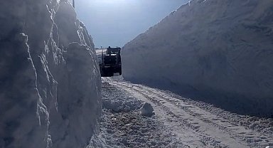 Yüksekova'da 4 metrelik kar tünellerinde çalışma