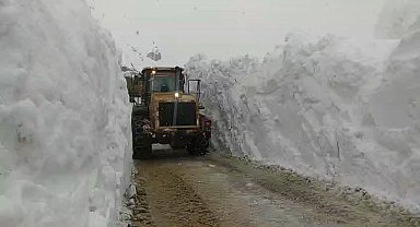 Yüksekova'da 5 metrelik kar tünelinde çalışma