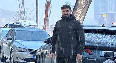 Yüksekova'da önce yağmur ardından kar yağışı başladı