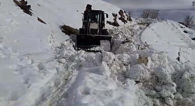 Yüksekova'daki köy yollarında karla mücadele çalışması devam ediyor
