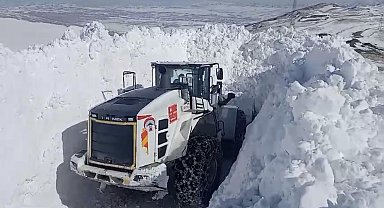 Yüksekova'nın köy yollarında kar çalışması devam ediyor