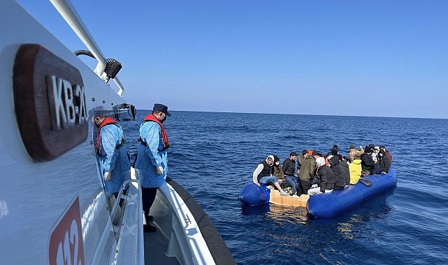 Yunan unsurlarınca ölüme terk edilen 17'si çocuk 40 kaçak göçmen kurtarıldı