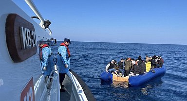 Yunan unsurlarınca ölüme terk edilen 17'si çocuk 40 kaçak göçmen kurtarıldı