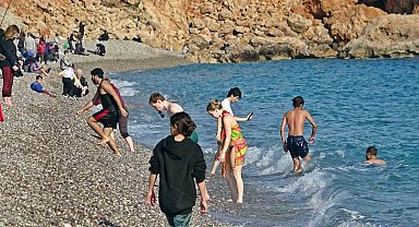 Yurdun dört bir yanında kar, Antalya'da yaz