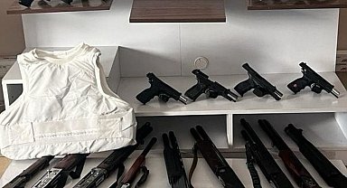 Yüreğir polisi 17 ruhsatsız silah ele geçirirken 93 suçluyu da yakaladı