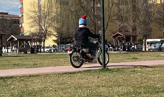 Yürüyüş yoluna giren motosikletli insanları rahatsız etti