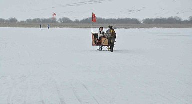 Yüzeyi donan gölde atlı kızak heyecanı sürüyor