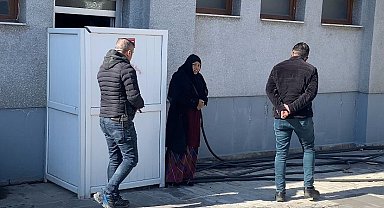Zabıtayı gören dilenci, kadınlar tuvaletine saklandı