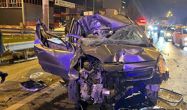 Zincirleme kazaya karışan araç kağıt gibi ezildi: 1'i ağır 3 yaralı