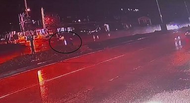 1 kişinin öldüğü feci kazada, çarpmanın etkisiyle 2 yayanın havaya uçtuğu anlar kamerada
