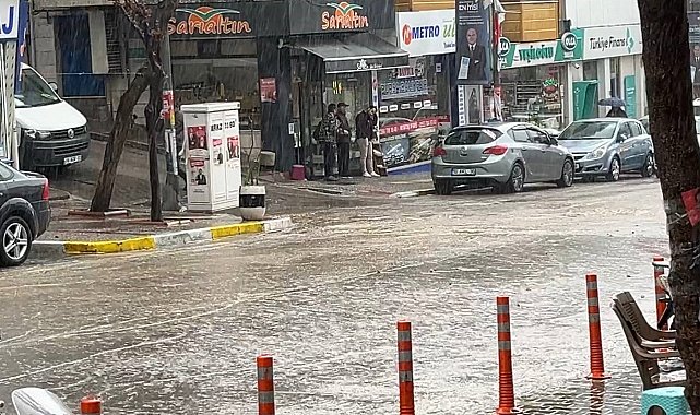 10 dakika yağdı, yollar göl oldu