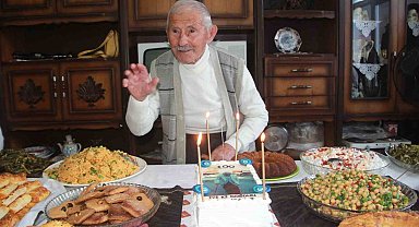 100. yaşına pasta keserek girdi