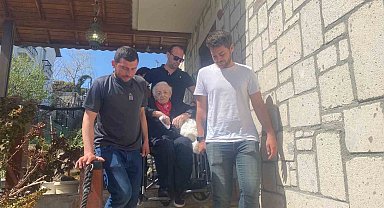 101 yaşındaki Zekiye teyze engel tanımayarak sandığa gitti