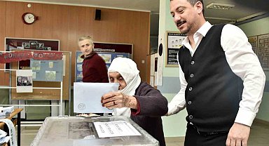 112 yaşındaki Güllü nine oy kullanmak üzere koltuk değnekleri ile sandık başına geldi