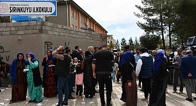 28 muhtar adayının yarıştığı mahallede, 9 yaşındaki Edanur amcası için oy toplamaya çalıştı