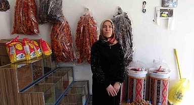 3 çocuk annesi kadın yöresel ürünler satarak aile ekonomisine katkıda bulunuyor