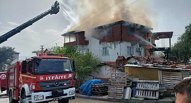 3 katlı binanın çatı katı alevlere teslim oldu