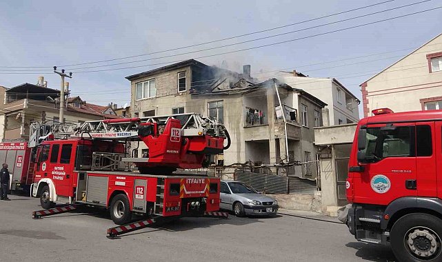 3 katlı ikametin çatı katı yandı: 1 kişi dumandan etkilendi
