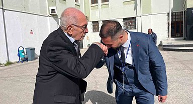 'Baba' dediği yakınıyla rakip olan genç aday başarılar diledi