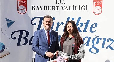 'Birlikte Başaracağız' projesiyle öğrencilere kaynak kitap dağıtımı yapıldı