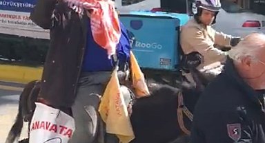 'Çılgın aday' Kaplı, bu defa eşekle şehir turuna çıktı