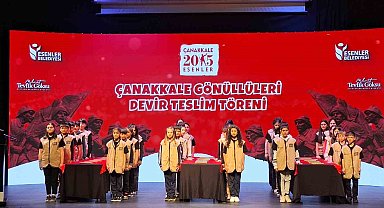 'Esenler'in 15'lileri Türk bayrağını düzenlenen törenle yeni arkadaşlarına devretti